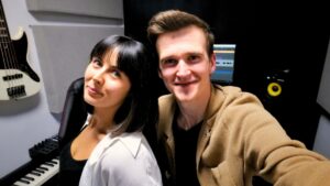 Read more about the article Jak powstała nasza pierwsza piosenka? – historia utworu Tonę