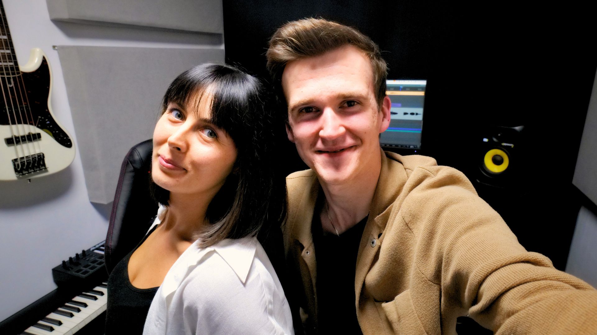 Read more about the article Jak powstała nasza pierwsza piosenka? – historia utworu Tonę