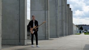 Read more about the article Jak przebiega współpraca nad produkcją piosenki?